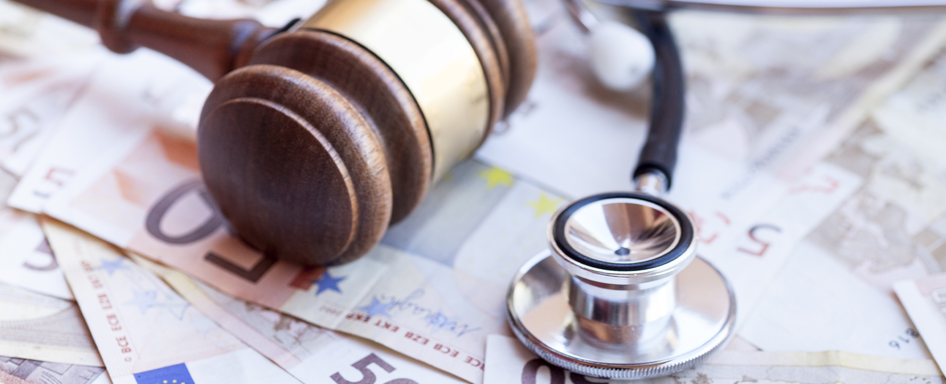 Medici: la copertura delle spese giudiziali nell’ambito delle polizze di responsabilità civile professionale