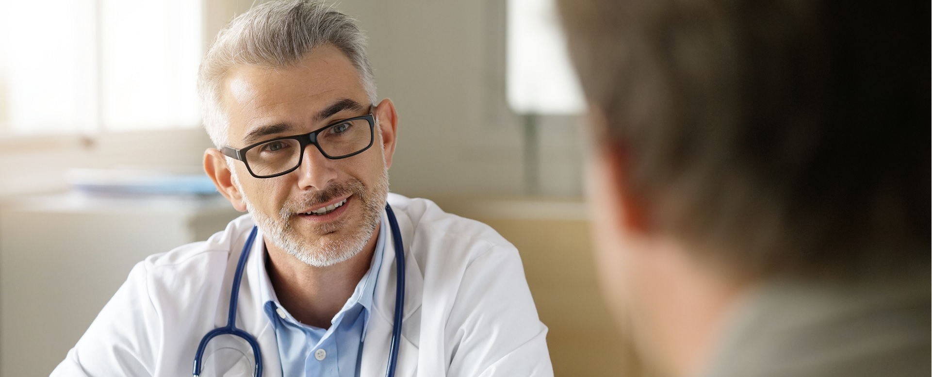 Medici convenzionati in servizio fino a 72 anni: l’azienda sanitaria può respingere la richiesta?