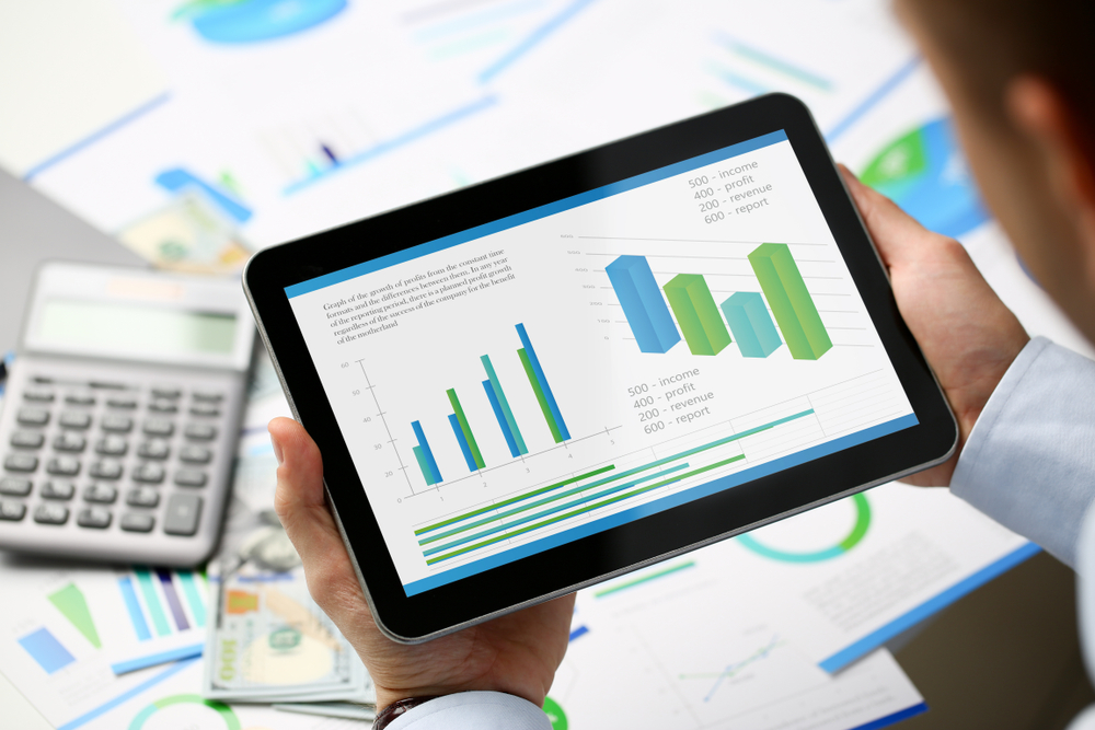 Businessman,Holding,Tablet,In,Hands,With,Diagramm,On,Display,Home Istat inflazione pensioni