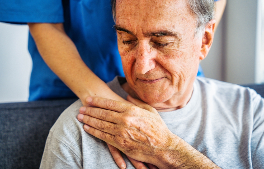 Female,Doctor,Nurse,Holding,Hand,Of,Senior,Man,Patient,Having Alzheimer Corte d'Appello