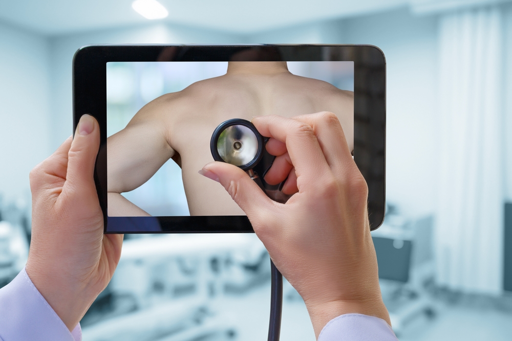 A,Healthcare,Professional,Uses,A,Tablet,To,Examine,A,Patient Telemedicina Privacy