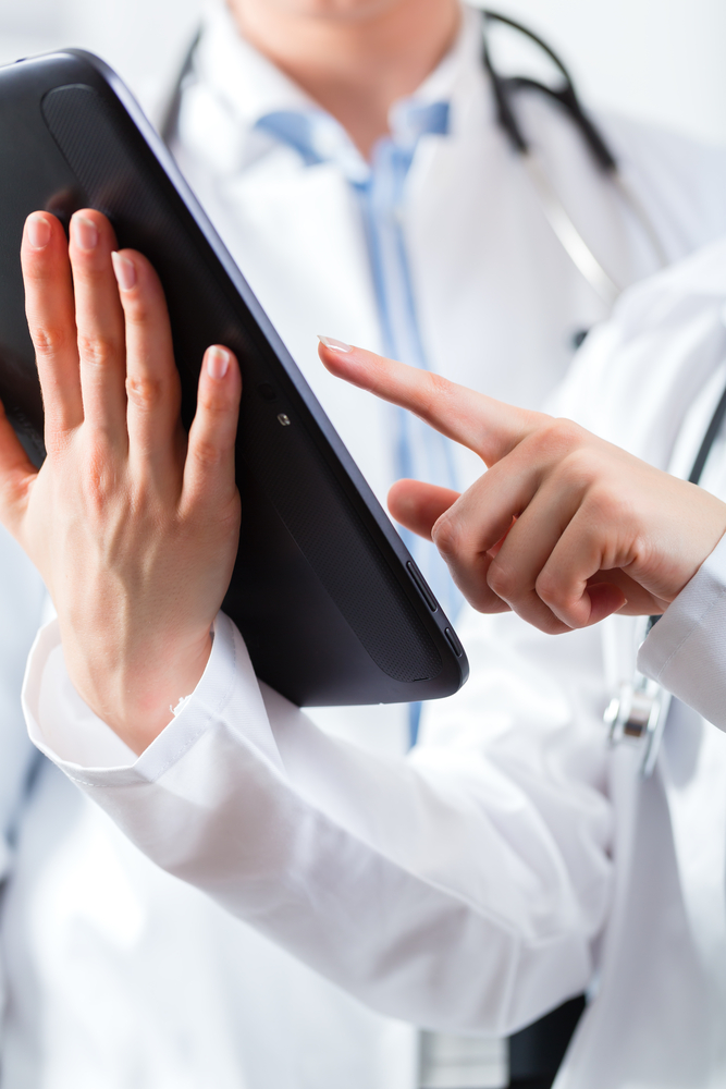 Doctors,-,Male,And,Female,-,Discussing,Test,Reports,That dossier sanitario Garante