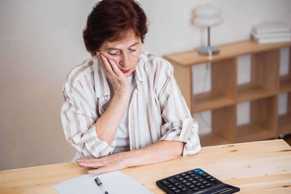 Senior,Woman,Calculating,Finances,At,A,Small,Pension,In,A Opzione Donna Pensione Legge di Bilancio